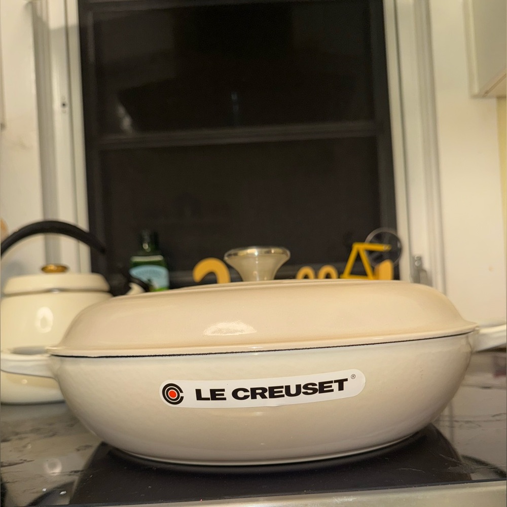 Le Creuset 5 quart braiser in discontinued color Meringue. New without box - Picture 4 of 7